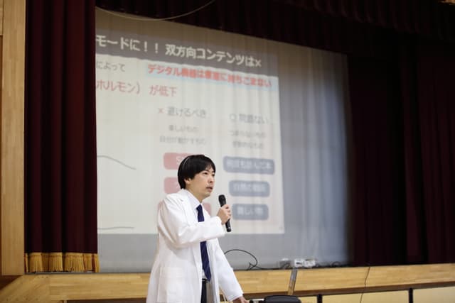 登壇中の近藤院長