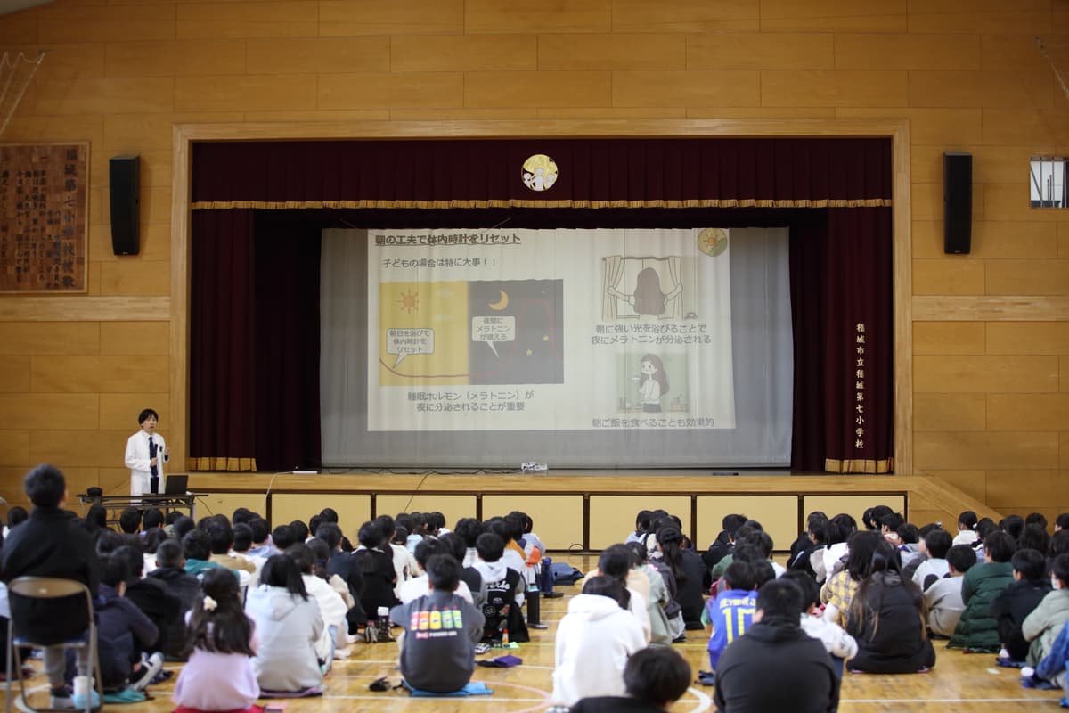 小学校で睡眠セミナーを行う近藤院長