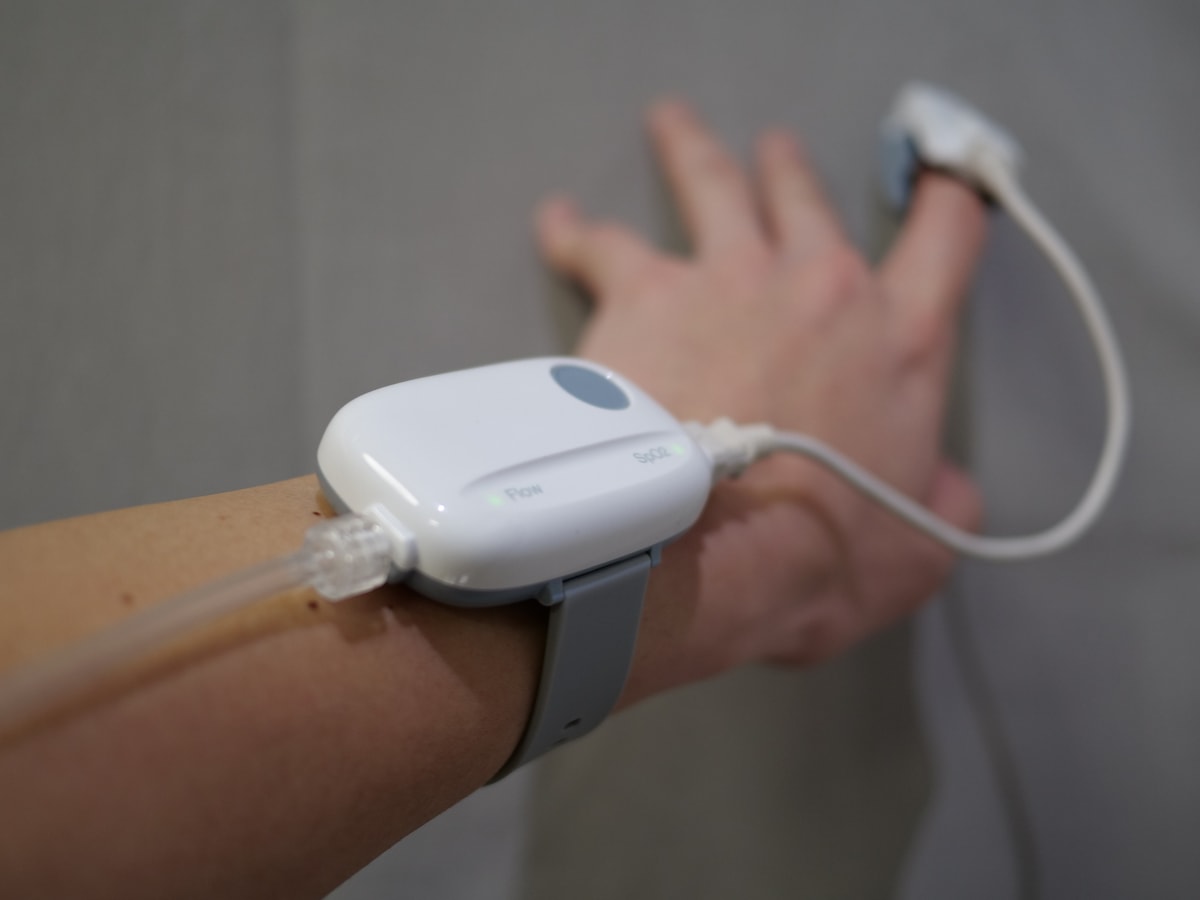 nemurinを手首に装着している様子